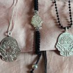 Cadena de bolitas y pulsera pasamanería.