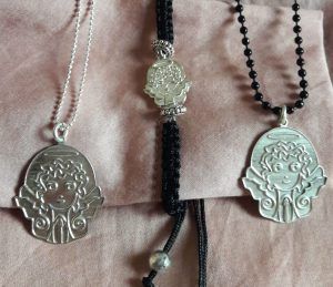Cadena de bolitas y pulsera pasamanería.
